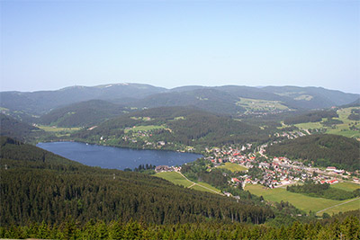 Titisee mit dem Feldberg (1.277 m) im Hintergrund