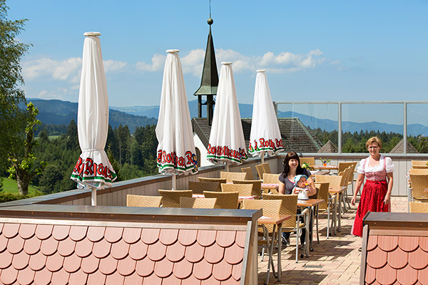 Bei schönem Wetter lädt die Sonnenterrasse ein